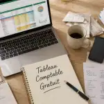 tableau comptable excel gratuit sur bureau avec ordinateur et carnet